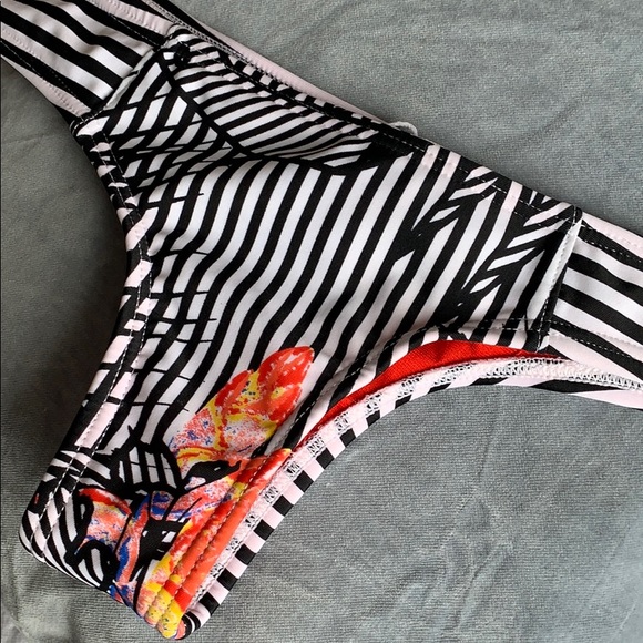 NWOT Volcom striped bathing suit bottoms S - Picture 4 of 4